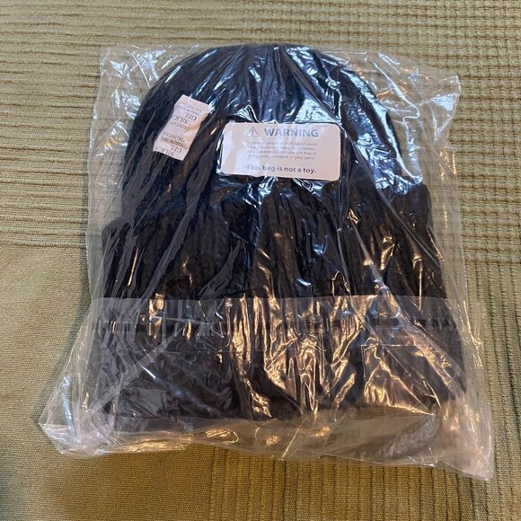 Grunge Chic Label Beanie in Black - Picture 2 of 3